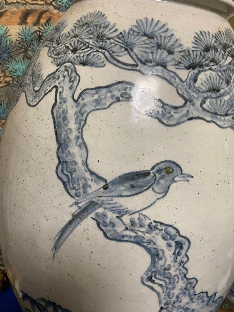 李朝青い豹と松の絵柄の陶器花瓶　骨董品