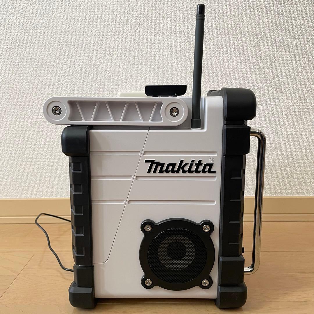 極美品✨　マキタ 充電式ラジオ MR102 ACアダプタ付き　白