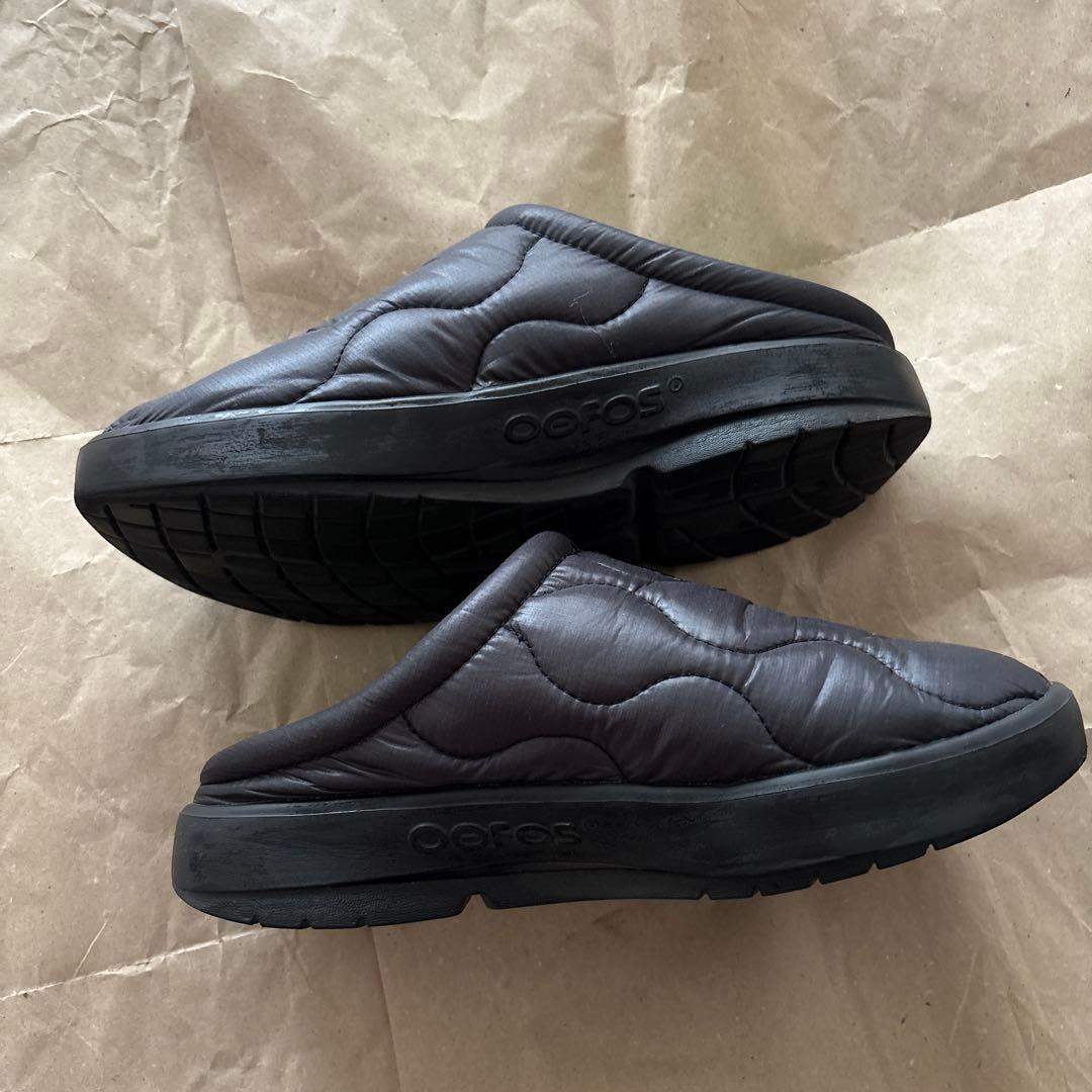 Oofos ブラック サンダル キルティングデザイン