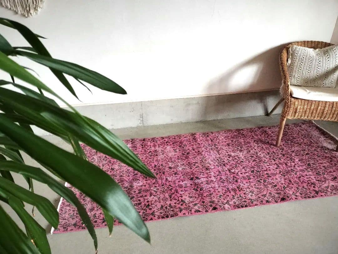 【最終価格】チェリーピンクのフラワーラグ　ヴィンテージトルコラグ　No.688