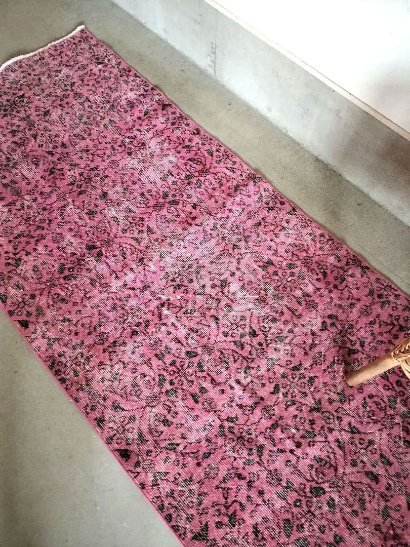 【最終価格】チェリーピンクのフラワーラグ　ヴィンテージトルコラグ　No.688