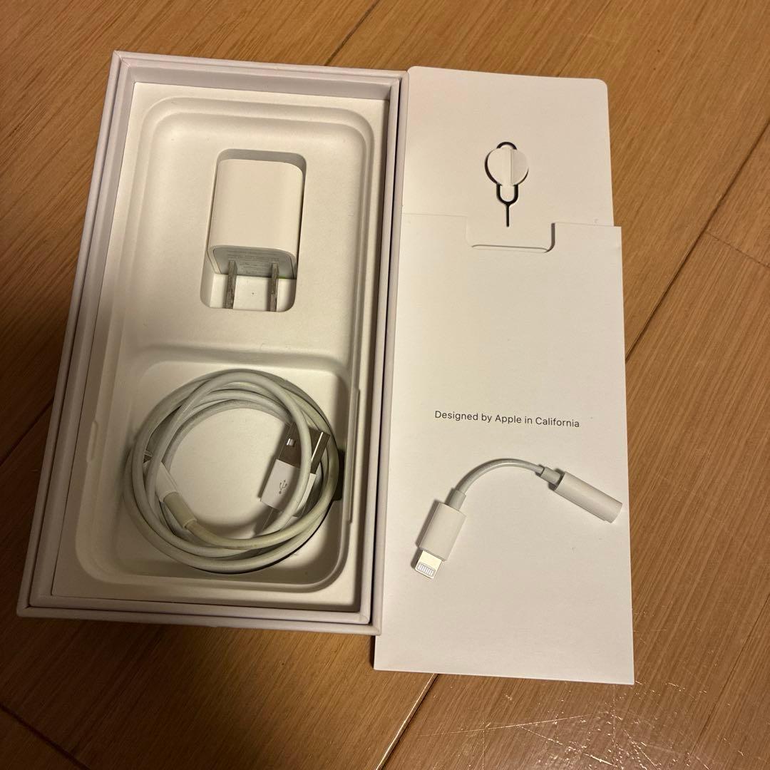 Apple iPhone 8 シルバー 本体　箱，付属品付き