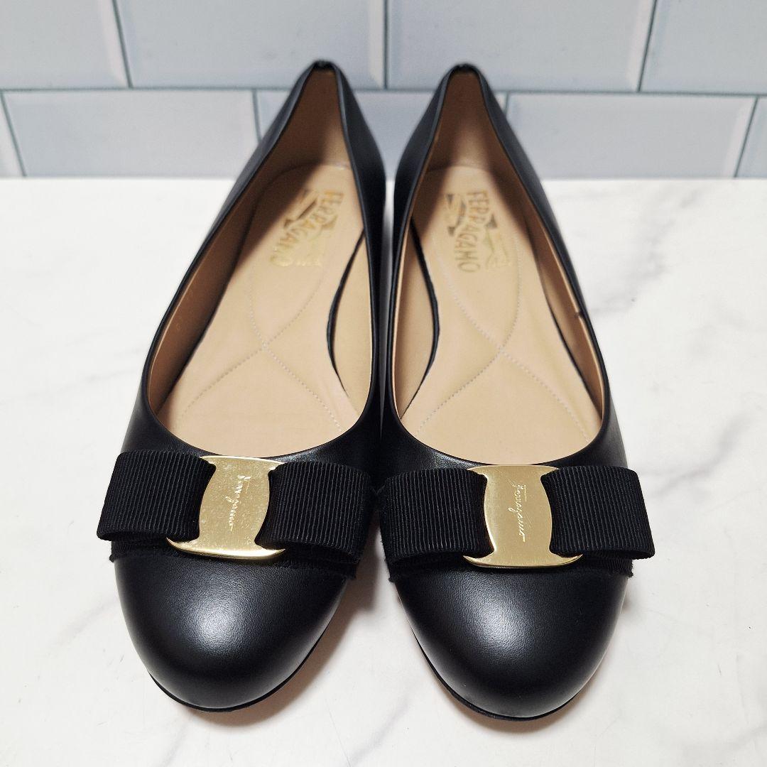 美品✨ フェラガモ ヴァリナ 25 ヴァラリボン フラットシューズ レザー 黒