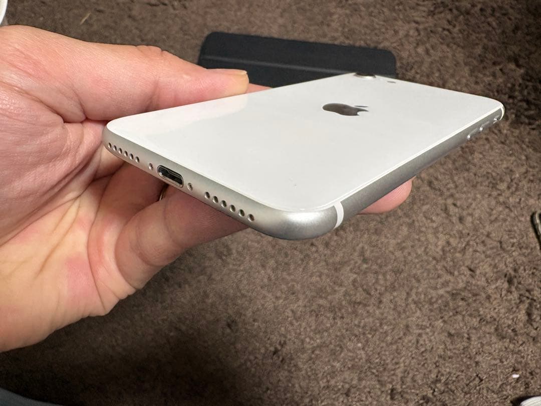 美品 iPhoneSE 第2世代 ホワイト 64GB SIMフリー