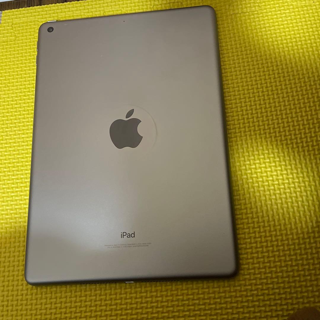 iPad第6世代　カバー付き