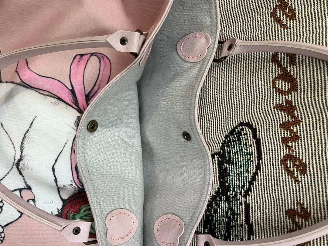 ヒグチユウコのTシャツから作成の、お洒落な猫イラストのピンク トートバッグ