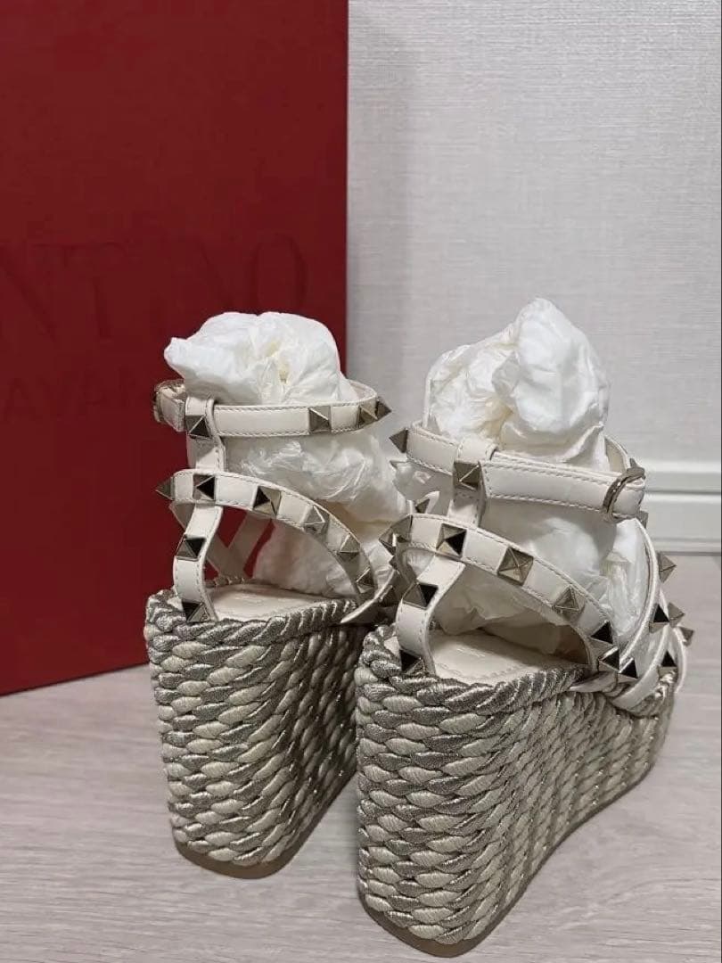 【新品未使用】VALENTINO ロックスタッズ カーフスキン ウェッジサンダル