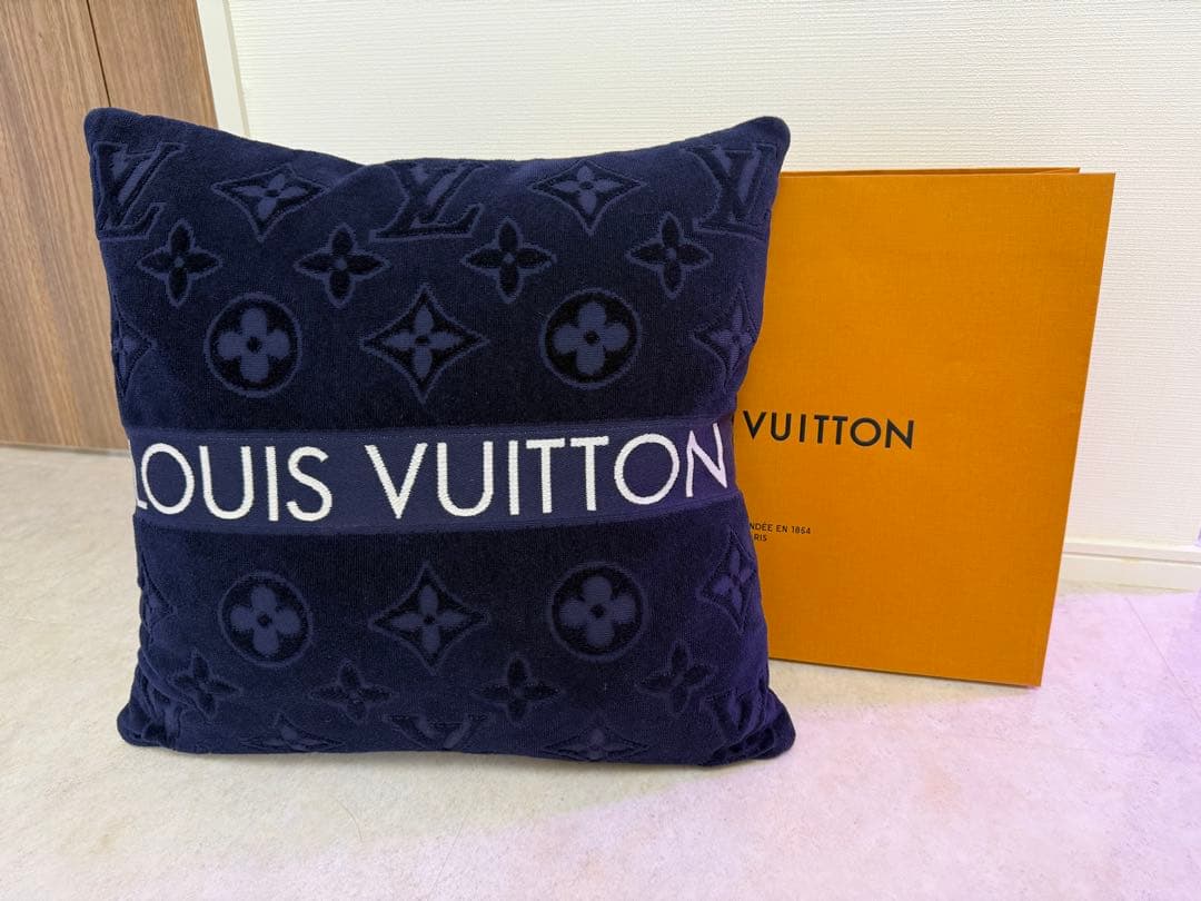 LOUIS VUITTON クッション[期間お値下げ中]