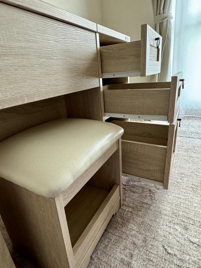 特別最終お値下げ中　佐藤産業　ドレッサー 椅子付き完成品