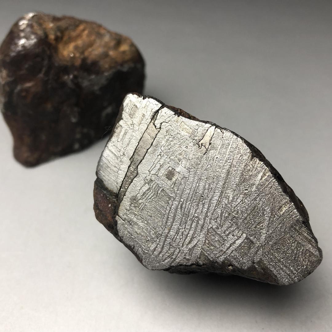 メ*8様 アルタイ隕石　 丸ごとカット鉄隕石　外皮付き隕石　原石　重さ約463ｇ