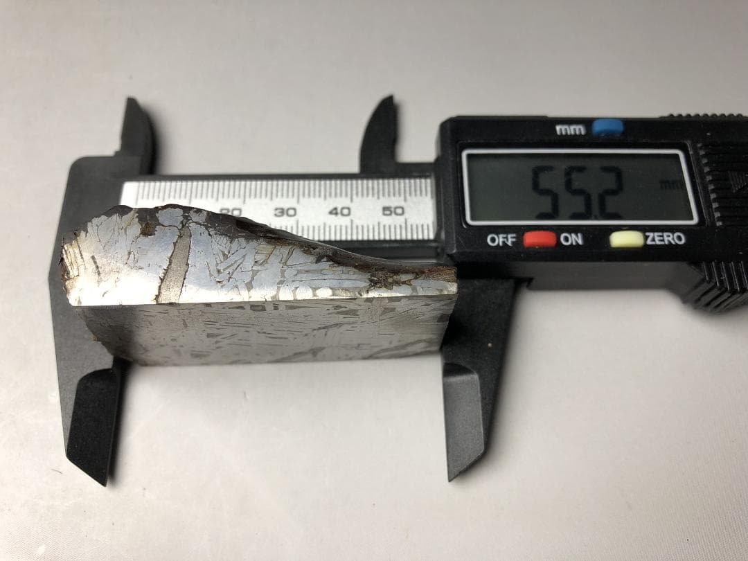 アルタイ隕石 鉄隕石　外皮付き隕石　エンドカット　原石　重さ約131ｇ