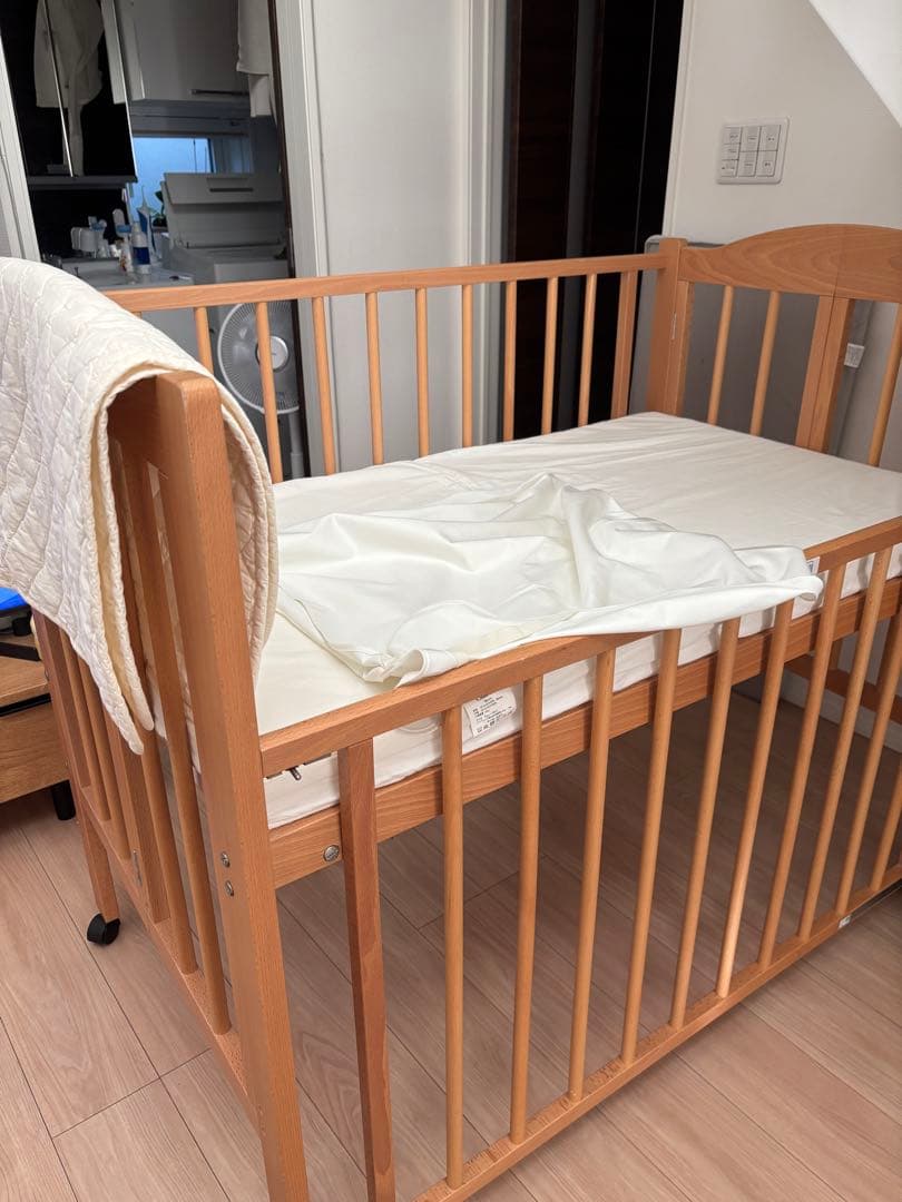 木製ベビーベッド マットレス付き