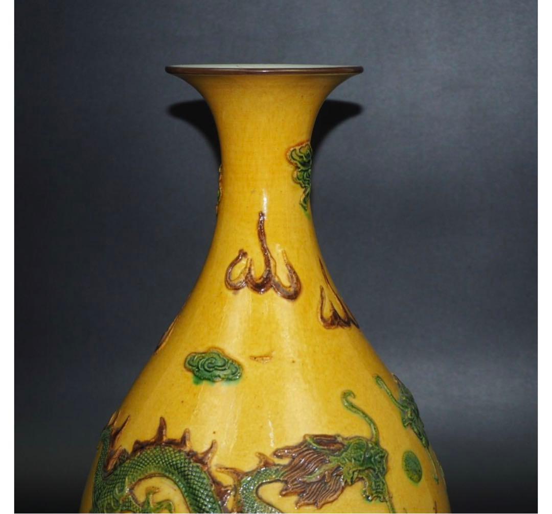 送料無料　時代物　盛上げ雲龍紋三彩花瓶　高さ34ｃｍ