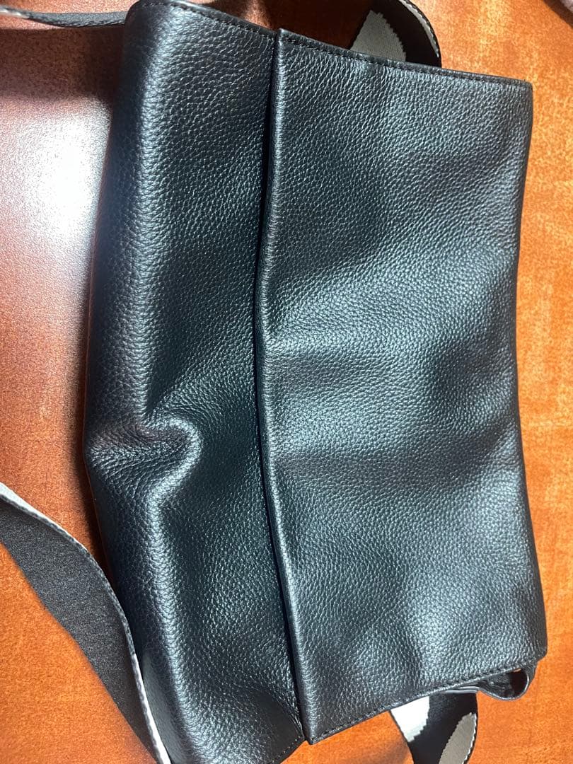 イアパピヨネ　本革　柄ワイドテープショルダーバッグ　ボディバッグ