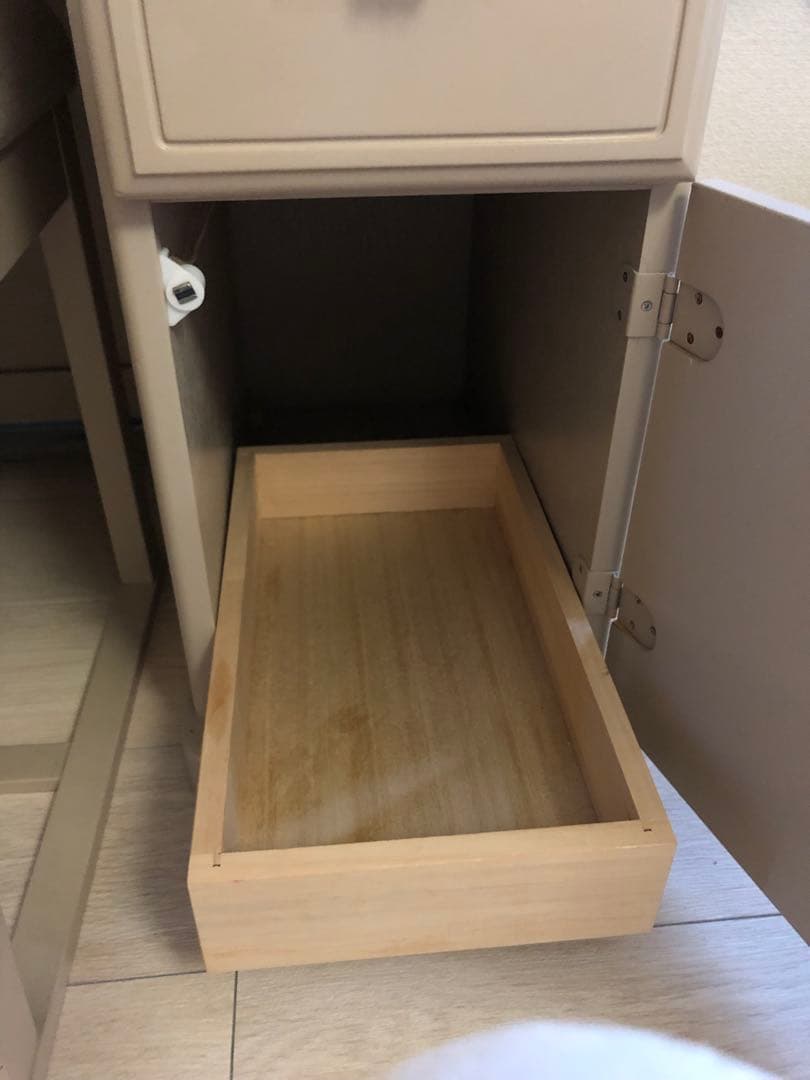 ベージュドレッサー・ミラー、椅子付き