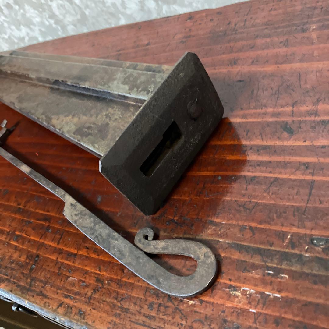 古い特大の錠前と鍵と思われますが果たして？