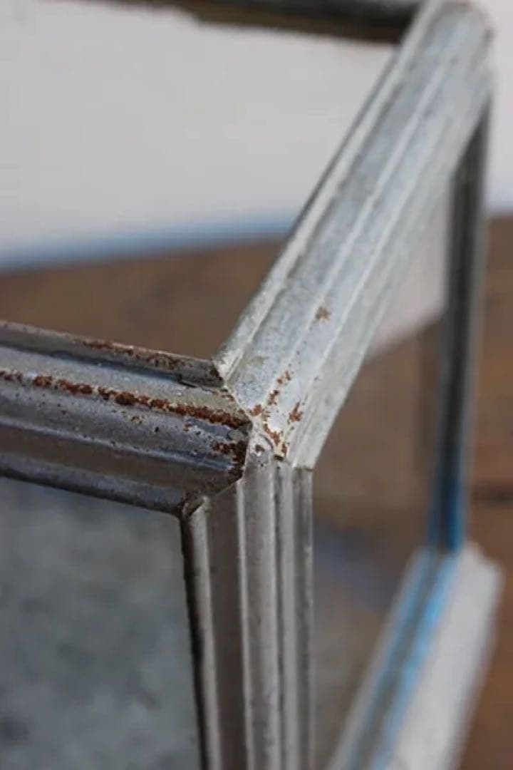 古い ブリキの水槽　ディスプレイに