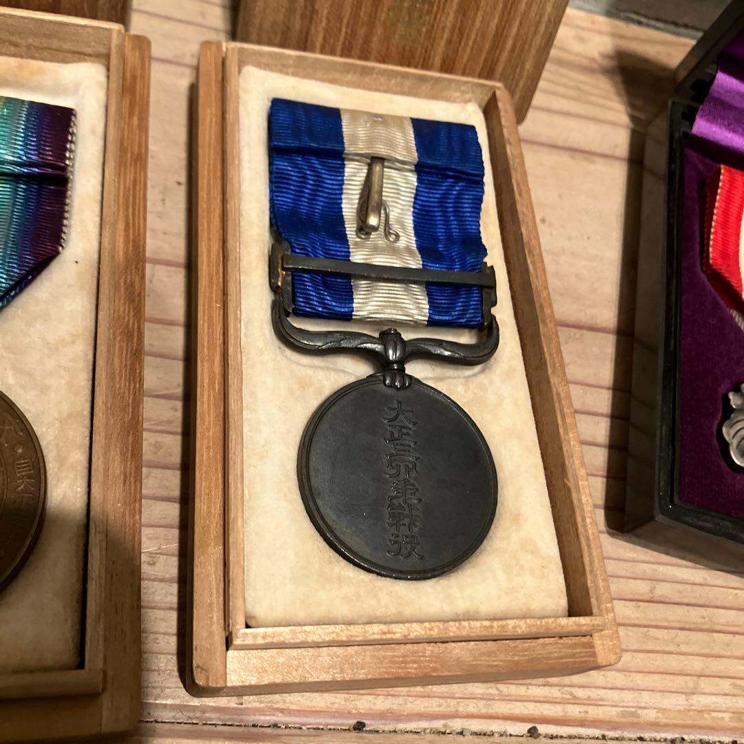 古*ン様 勲章まとめ 勲章 徽章 記章 バッジ 記念章勲章 勲八等白色桐葉章 詳