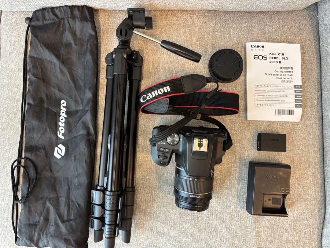 【超美品】Canon EOS Kiss X10 デジタル一眼レフ三脚付