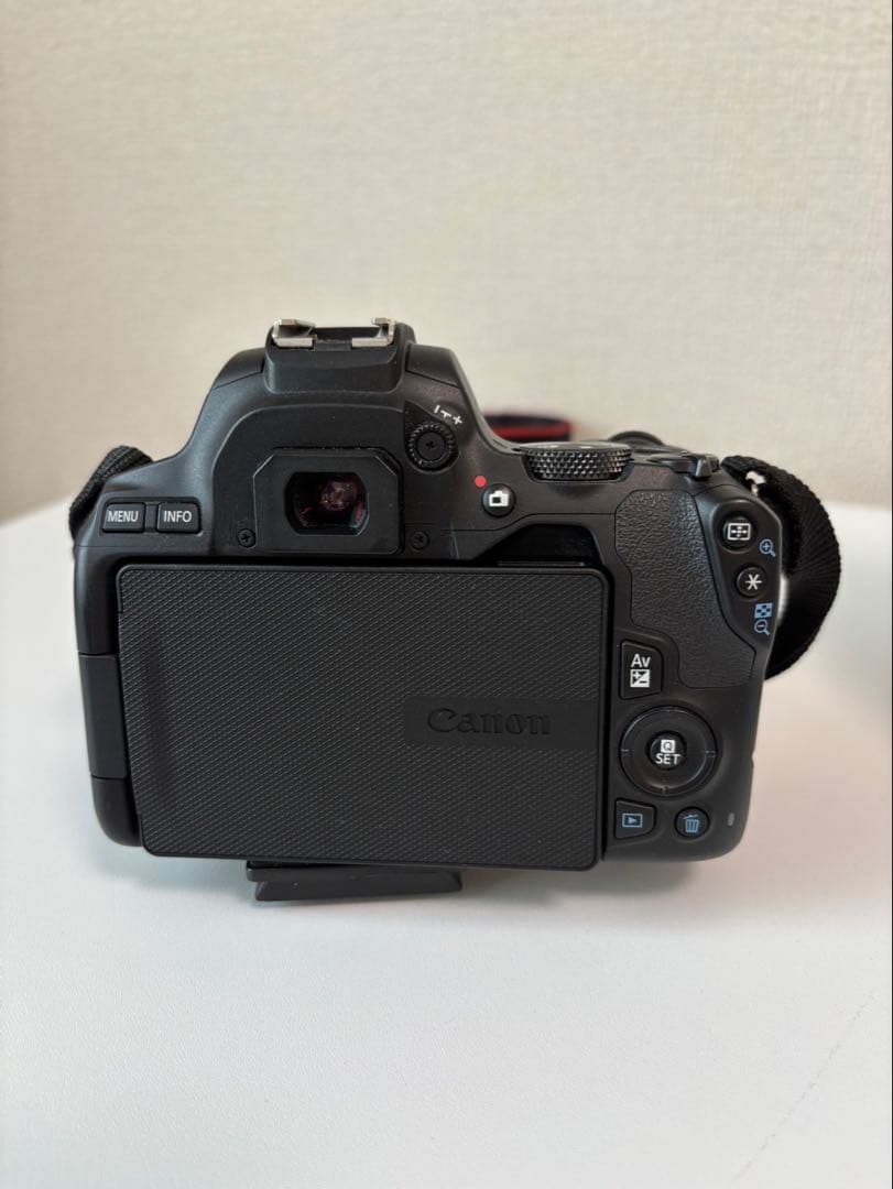 【超美品】Canon EOS Kiss X10 デジタル一眼レフ三脚付