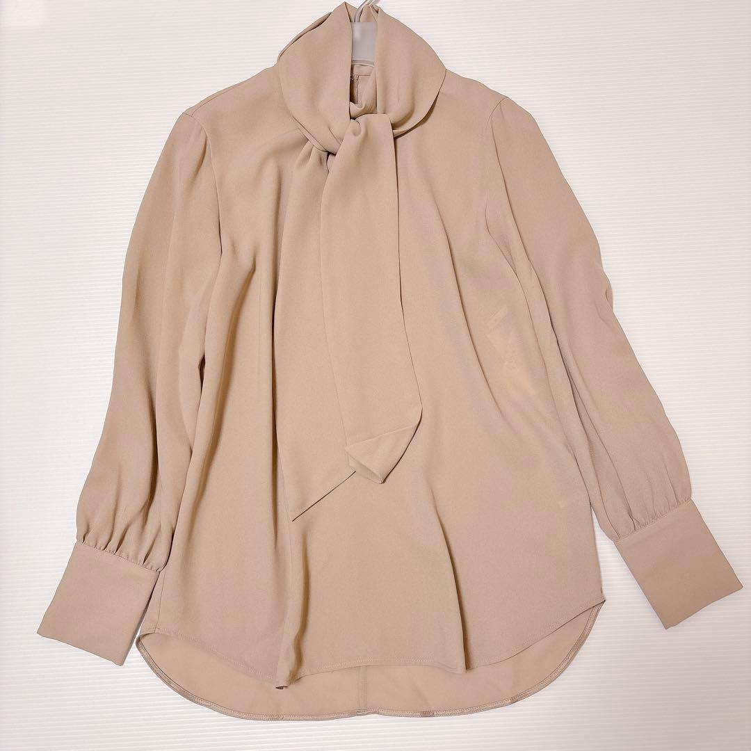 【ベイジ】ボウタイ　リボン　ハイネック　ブラウス　とろみ　ベージュ　金ボタン