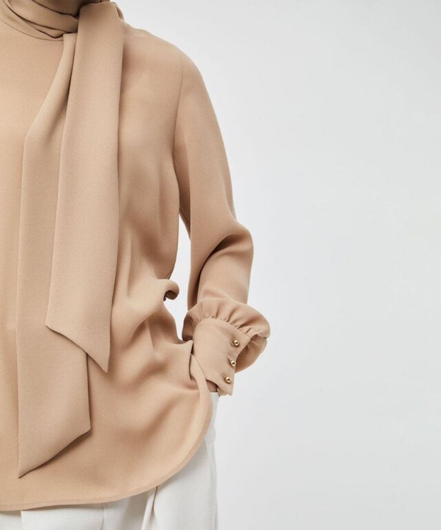 【ベイジ】ボウタイ　リボン　ハイネック　ブラウス　とろみ　ベージュ　金ボタン