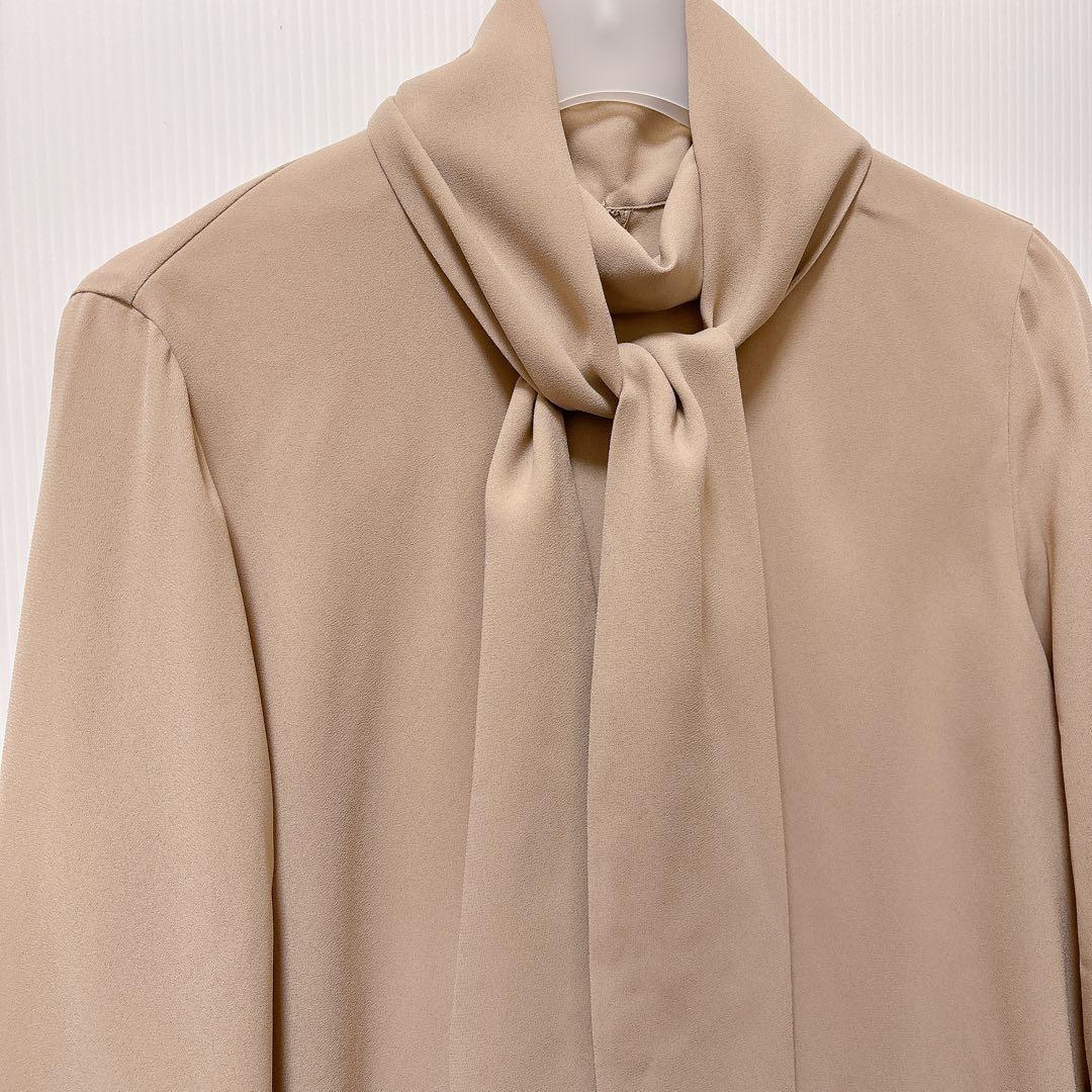 【ベイジ】ボウタイ　リボン　ハイネック　ブラウス　とろみ　ベージュ　金ボタン