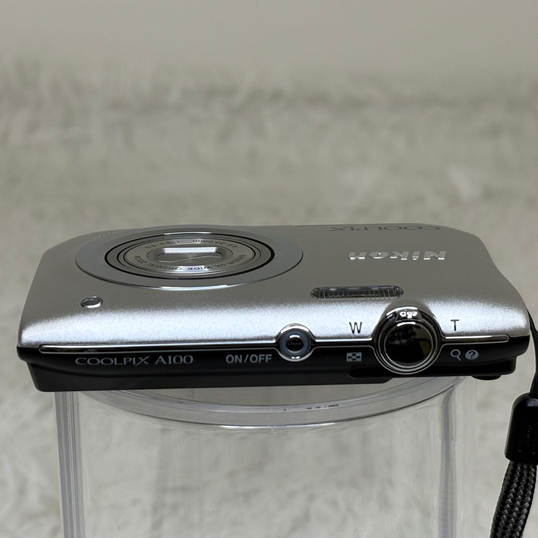 美品　Nikon カメラ　COOLPIX A100 充電器　シルバー　コンデジ