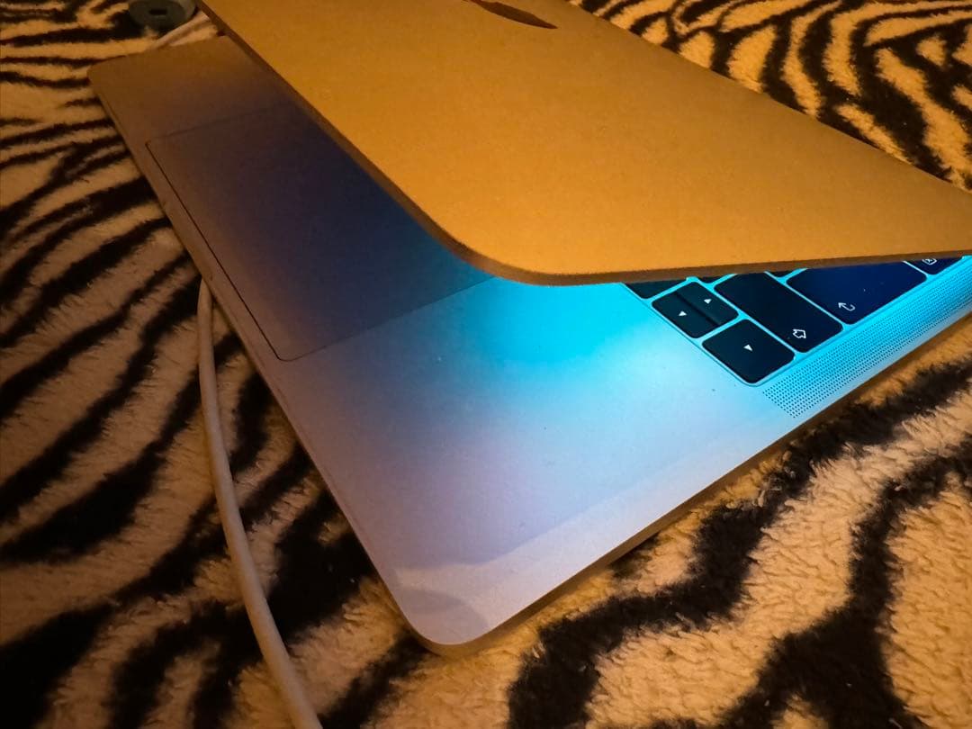 マックブック　MacBook Pro 2018　タッチバー