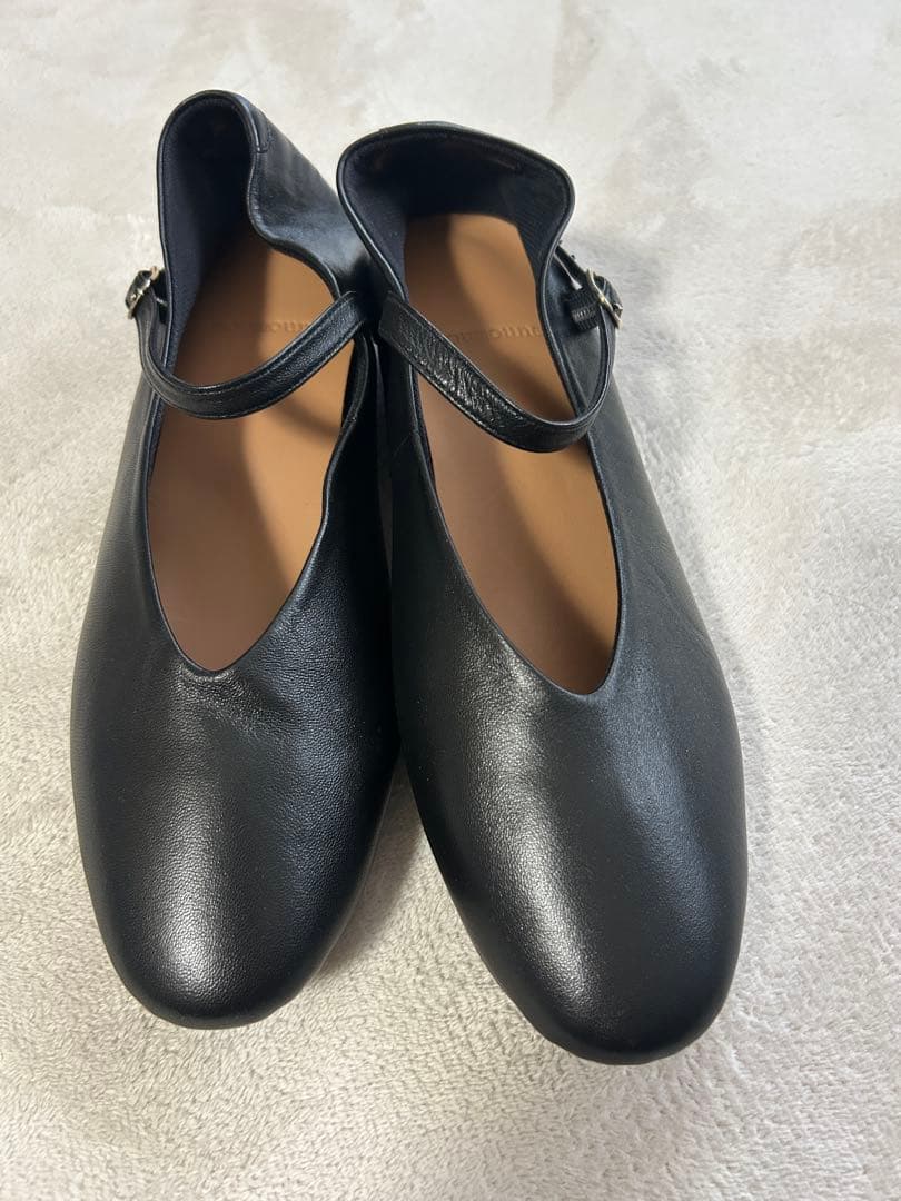 moumouneブラックレザー ストラップ付きフラットシューズ✳️値下げしました