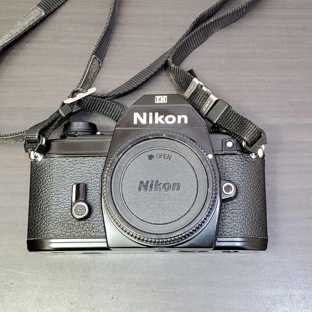 Nikon EM + NIKKOR 50mm F1.8 Ai ストラップ付