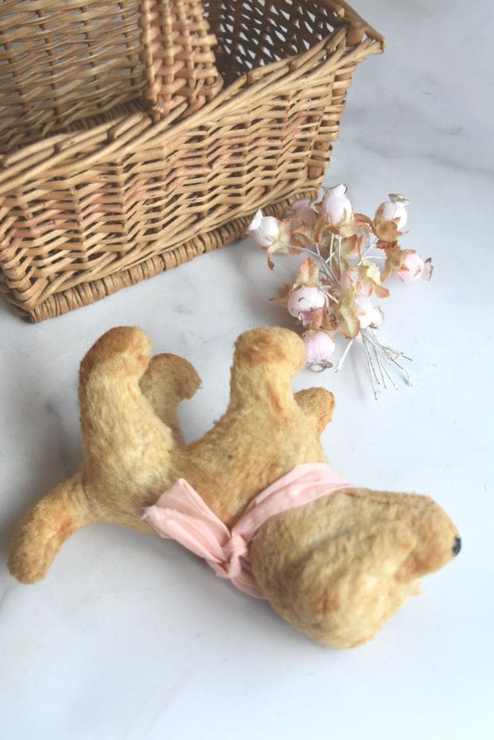 ピンクのリボン　1930年　可愛い小さな犬のぬいぐるみ　藁　フランスアンティーク