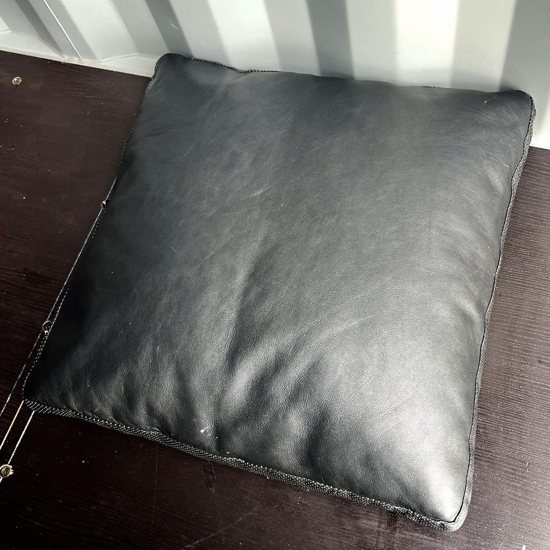 取付無料！B&Bイタリア 本革ブラックモダン正方形クッション 枕 ピロー✨