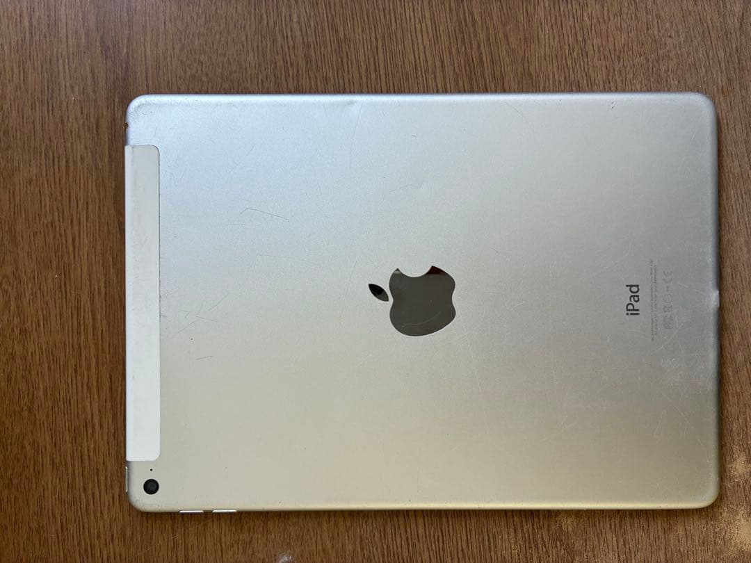 Apple iPad Air2 シルバー 本体 ひび割れあり