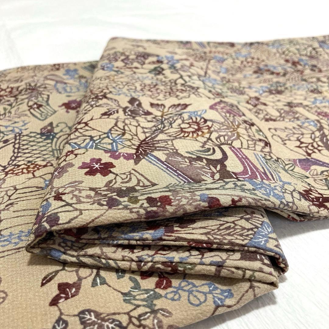【良品✨】東レシルック　洗える着物　小紋　型染調　伽羅色　薄い茶色　草花模様E6