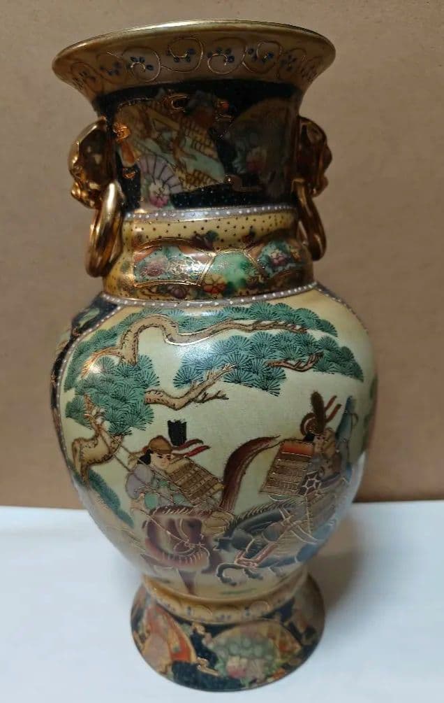 日本の伝統的な絵柄が施された陶器の花瓶非常にまれ