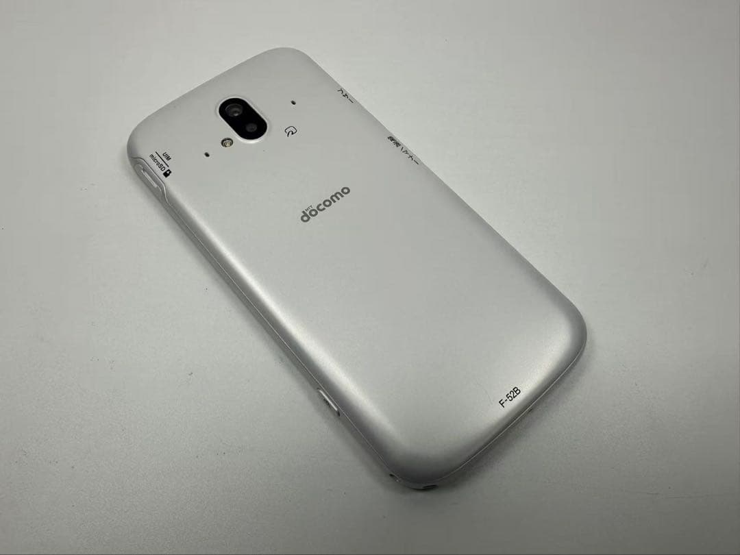 美品 NTT docomo らくらくスマートフォン F-52B ホワイト