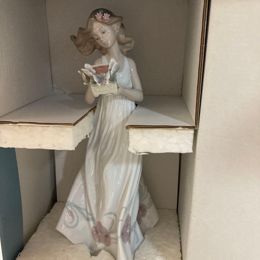 リヤドロ　Butterfly treasures女性像 花　未使用品