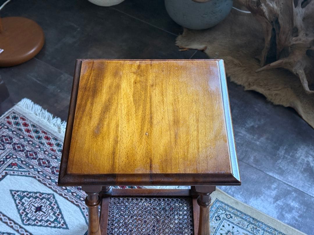 カリモク　サイドテーブル　アンティーク調　ディスプレイ家具　レトロ　IZ