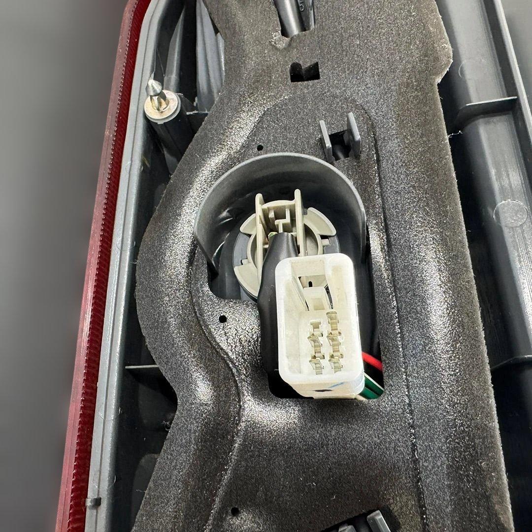 ハイエース 純正テールランプ 左右セット koito 26-120