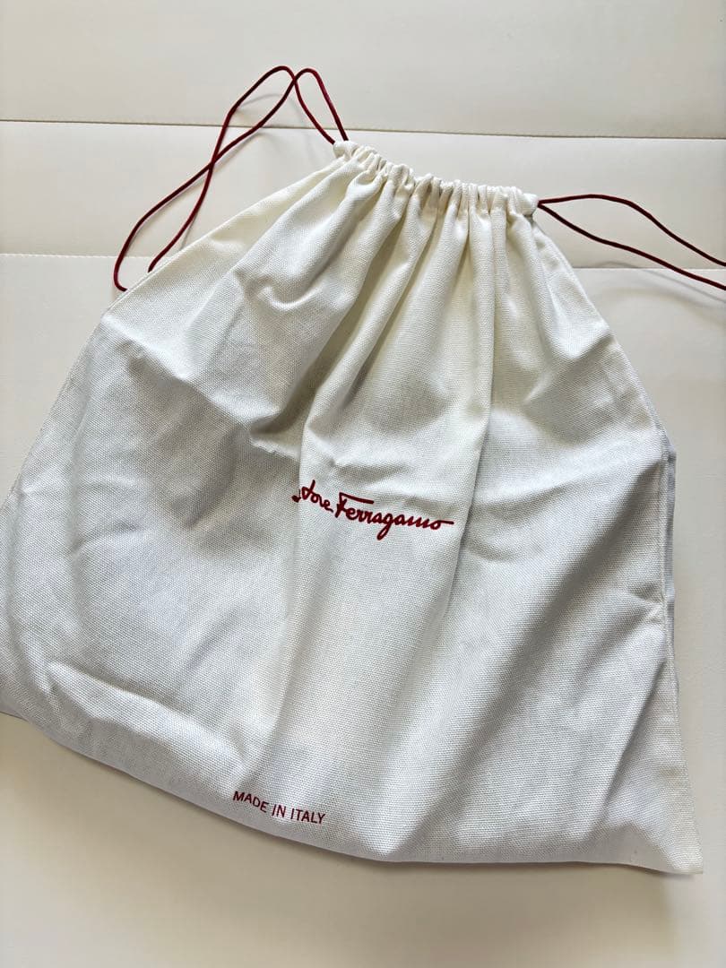 naoさま⭐︎Ferragamo フェラガモ　ヴァラブラックショルダーバッグ