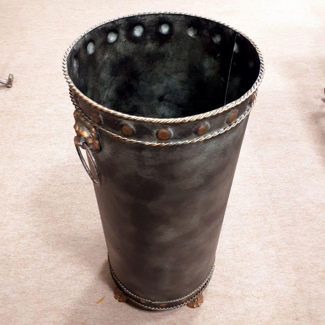 輸入雑貨　アイアン製品　『ライオン飾り付き円筒形傘だて』　アンブレラスタンド