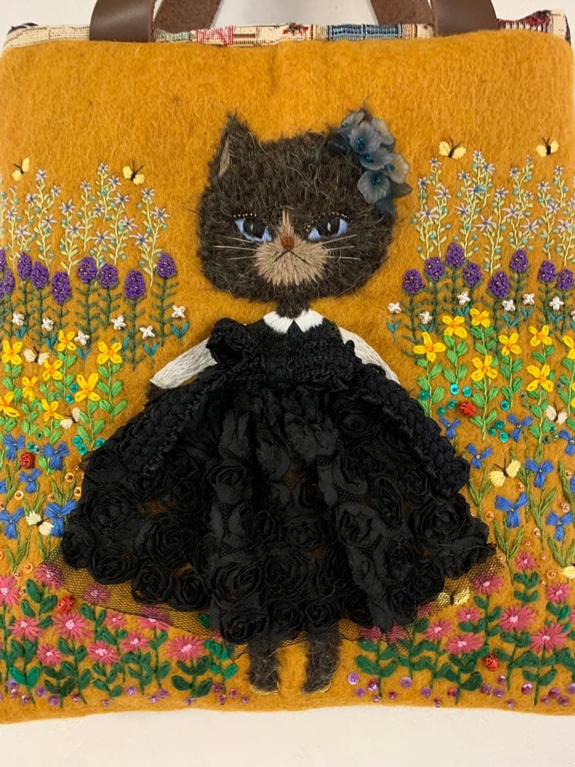 猫さんとお花畑　羊毛フェルト生地のバッグ