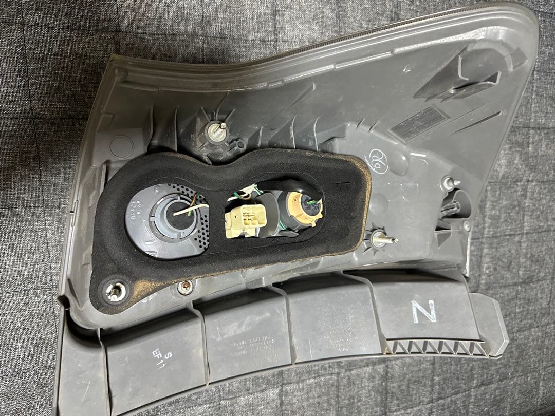 プリウスα G's 寒冷地テール 右側