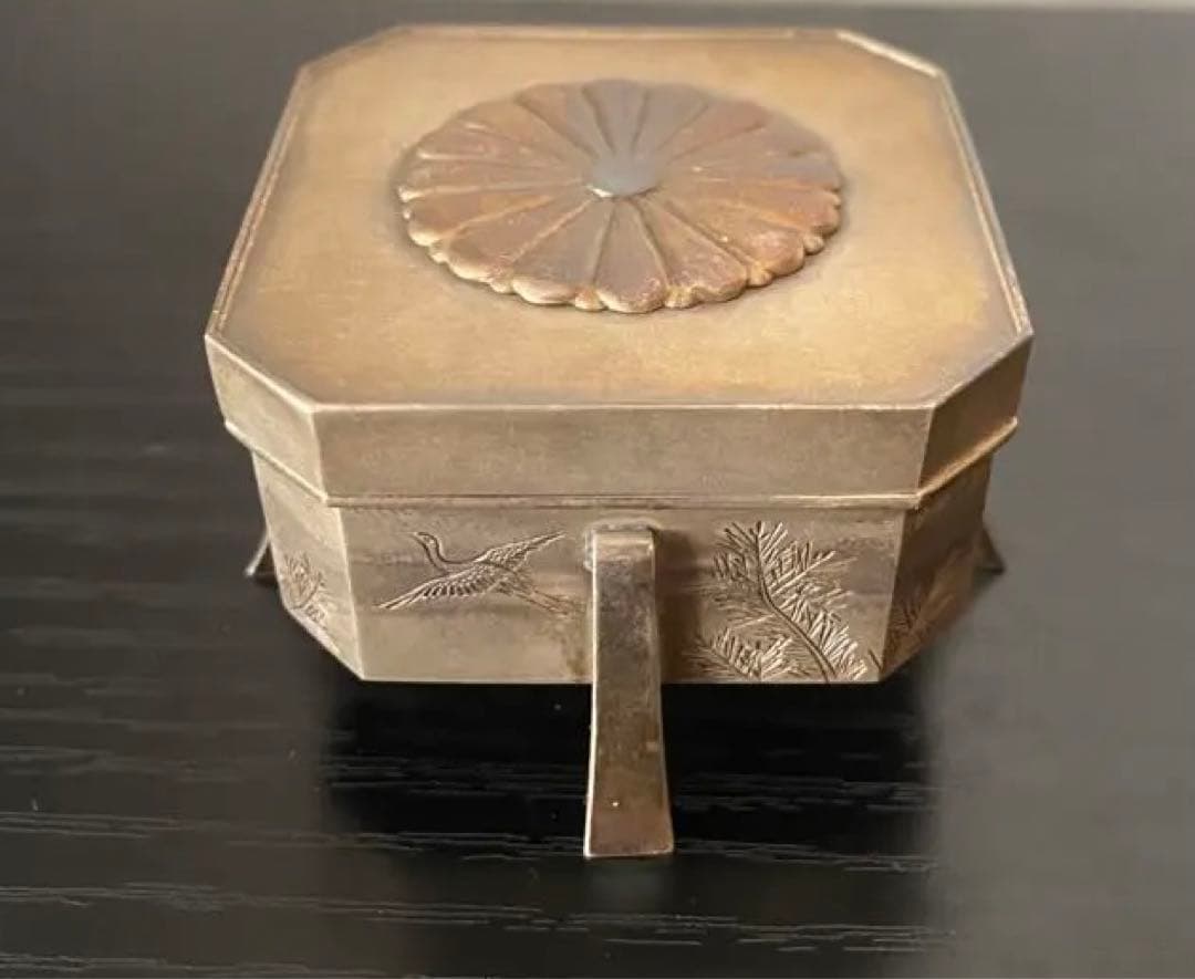 純銀 皇室ボンボニエール 明治33年5月10日大正天皇御結婚御下賜隅切唐櫃形