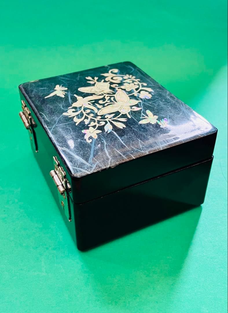 黒い木製 蝶と花のデザイン 宝石箱 貝殻細工 鏡付き 伝統工芸品 ゴージャス