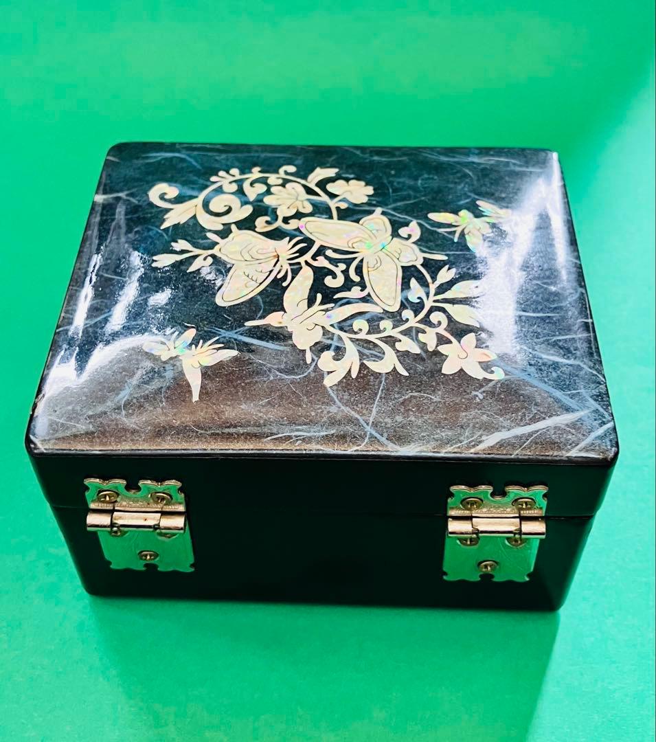 黒い木製 蝶と花のデザイン 宝石箱 貝殻細工 鏡付き 伝統工芸品 ゴージャス
