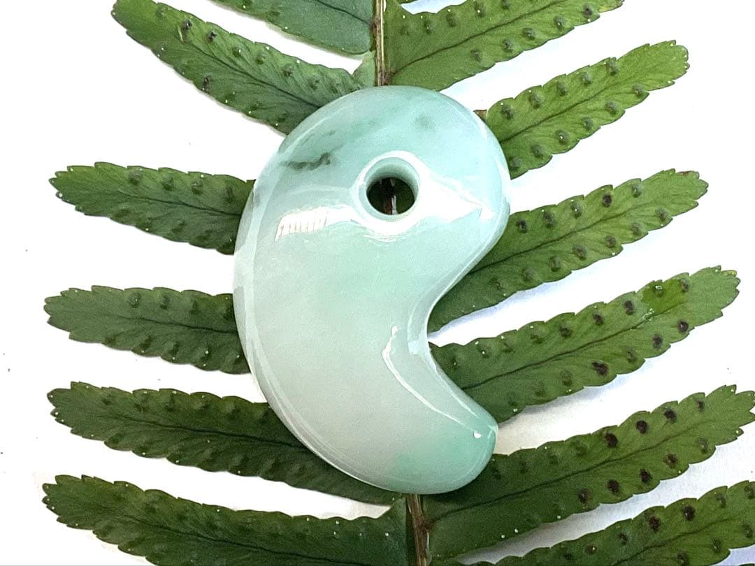 ✳premiumシリーズ*入りコン沢　糸魚川翡翠勾玉　一生物の守護石 鑑別書付‼️