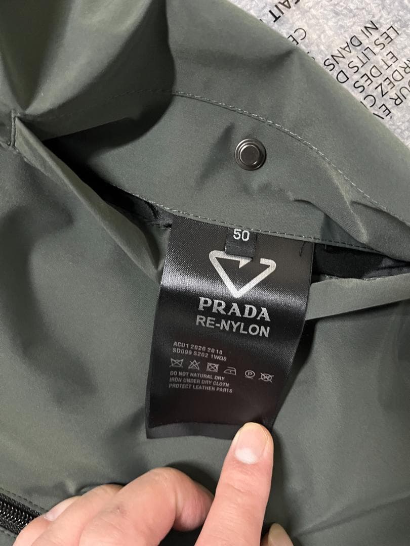 Prada ブラック ナイロンジャケット フード付き