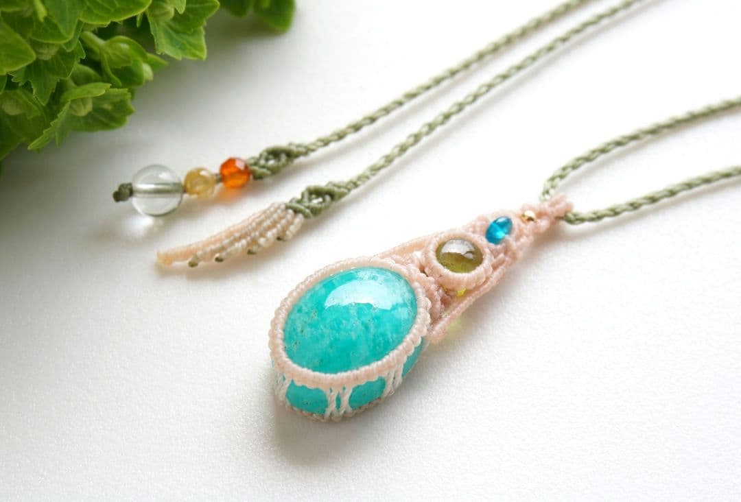 《萌え出づ》高品質アマゾナイト　ペリドット　ブルーアパタイト　マクラメネックレス